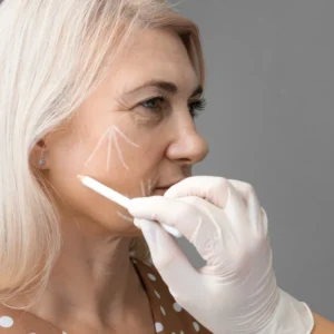 Une femme portant des gants blancs touche son visage, illustrant le thème de la circulation sanguine.