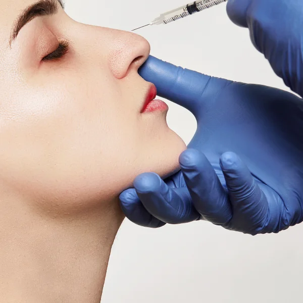 Une femme reçoit une injection de comblement d'un médecin dans un cadre médical.